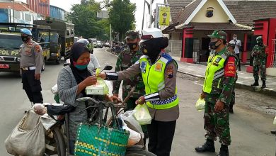 Pembagian nasi kotak kepada warga oleh TNI Polri (tg)