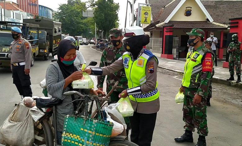 Pembagian nasi kotak kepada warga oleh TNI Polri (tg)