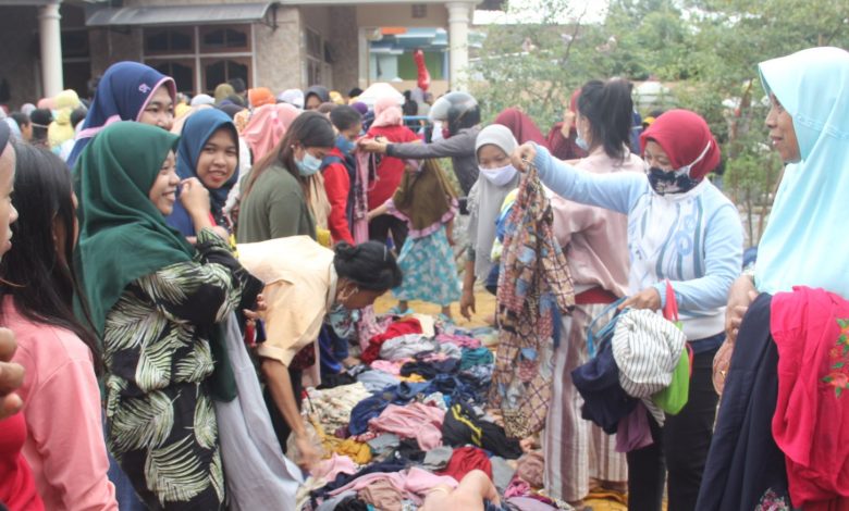 Ibu-Ibu Berburu pakain obral di Rumah H. Noor Yazid (Foto Sup)