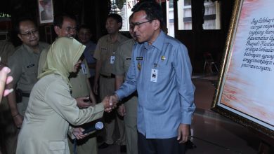 Jabat tangan seusai deklarasi penggunaan Bahasa Jawa setiap Hari Rabu (Foto Sup)