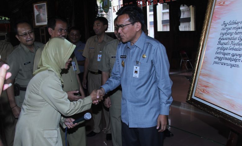 Jabat tangan seusai deklarasi penggunaan Bahasa Jawa setiap Hari Rabu (Foto Sup)