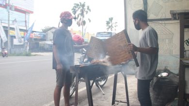 arang, kipas, asap , tiga unsur proses pembakaran sate ayam (Foto Sup)