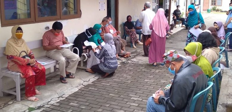 Menunggu giliran untuk divaksin di Puskesmas Rendeng Kota Kudus (FotoSup Selasa 9 Maret 2021)