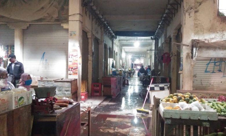 Lantai Basah Akibat Kebocoran Pipa Air di pasar mayong dikeluhkan Oleh pedagang (Foto If)