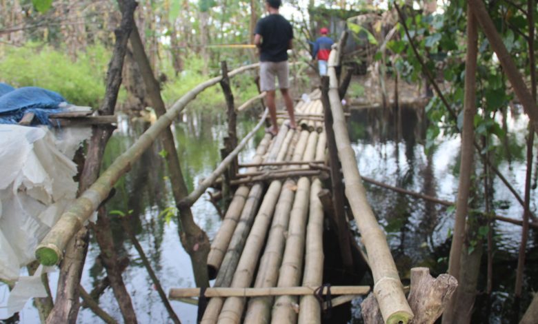 banyak ditemukan jembatan bambu di Sungai kencing (Foto Sup)