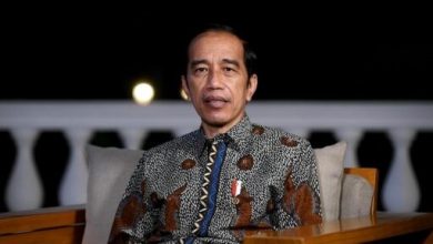 Presiden Joko Widodo menyampaikan pernyataan di Istana Merdeka, Jakarta, pada Jumat, 26 Maret 2021. Foto: BPMI Setpres