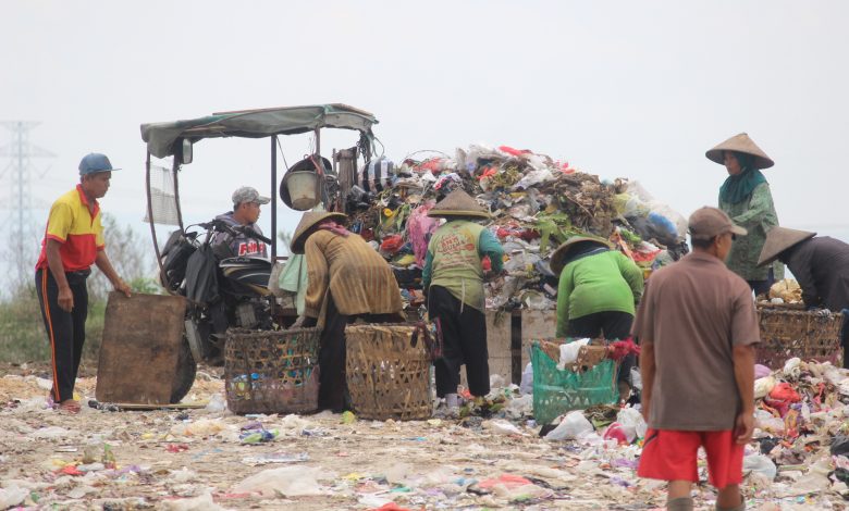 mengais rejeki di TPA Tanjungrejo (foto Sup)