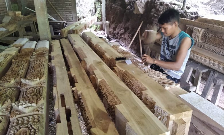 Pemuda Jepara sedang membuat seni ukir gebyok.