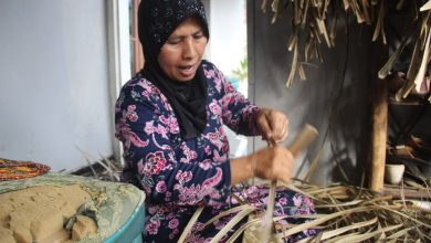 Marsini pengrajin tikar di Desa Tego Dawe Kudus (foto Sup)