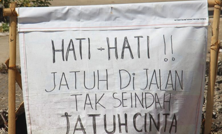 mengelitik tulisan Hati Hati Jatuh di Jalan Tidak seindah Jatuh Cinta di per tigaan menuju Pasar Blolo Desa Karangampel Kaliwungu Kudus foto Sup