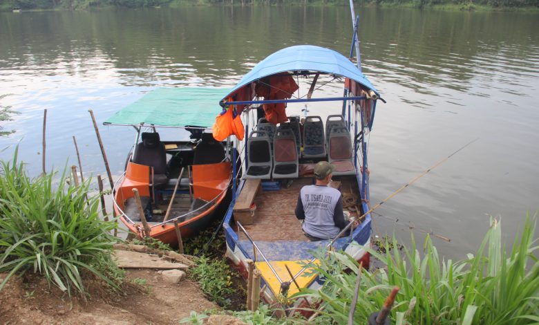 salah satu perahu wisata waduk Logung foto Sup