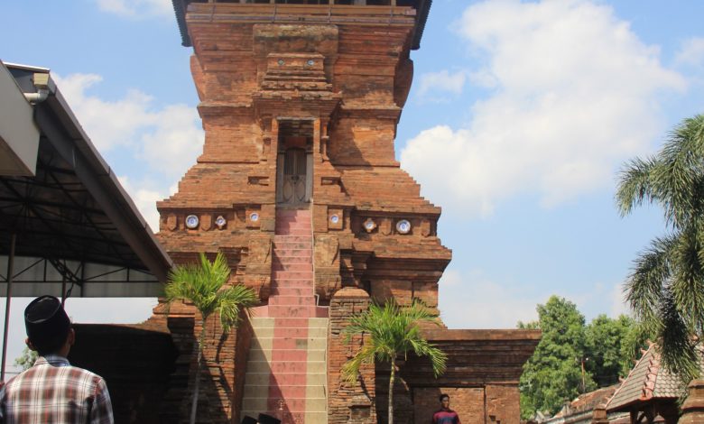 Menara Kudus dari arah barat Foto Sup