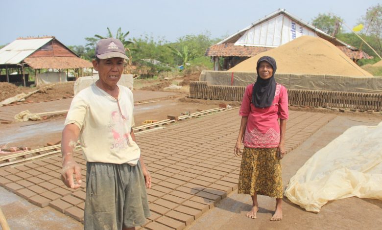 Pasangan suami isteri pengrajin bata merah Foto Sup