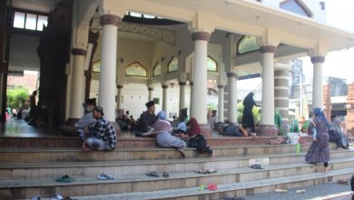 bersanpat dahulu di serambi depan masjid Sunan Kudus Foto Sup