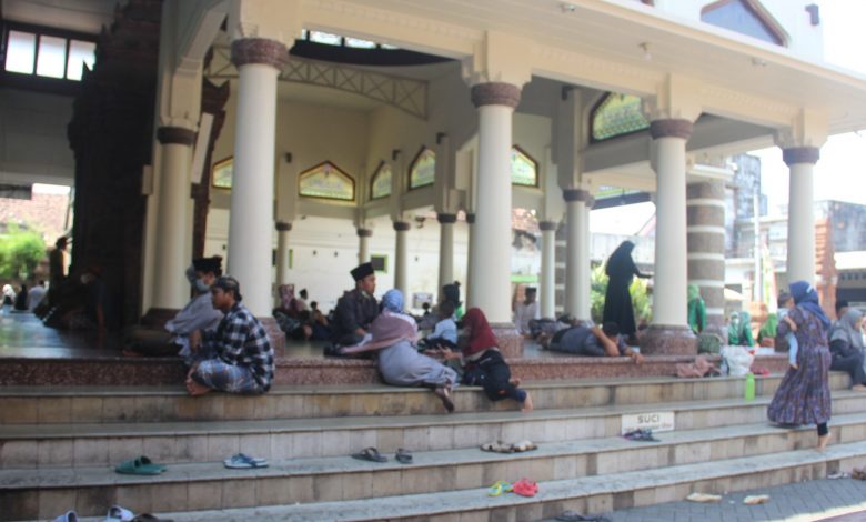 bersanpat dahulu di serambi depan masjid Sunan Kudus Foto Sup