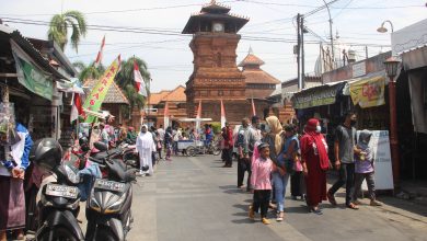 peziarah cilik dan remaja putri Foto Sup