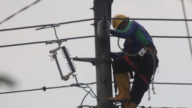 Petugas PLN Kudus tengah memasang travo baru di gang 3 desa Kaliputu Foto Sup