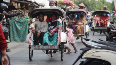 Sebagian peziarah naik becak memasuki kawasan Menara udus Foto Sup