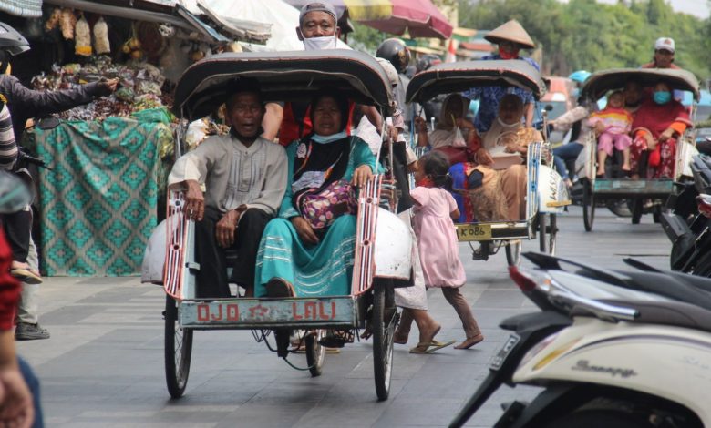 Sebagian peziarah naik becak memasuki kawasan Menara udus Foto Sup