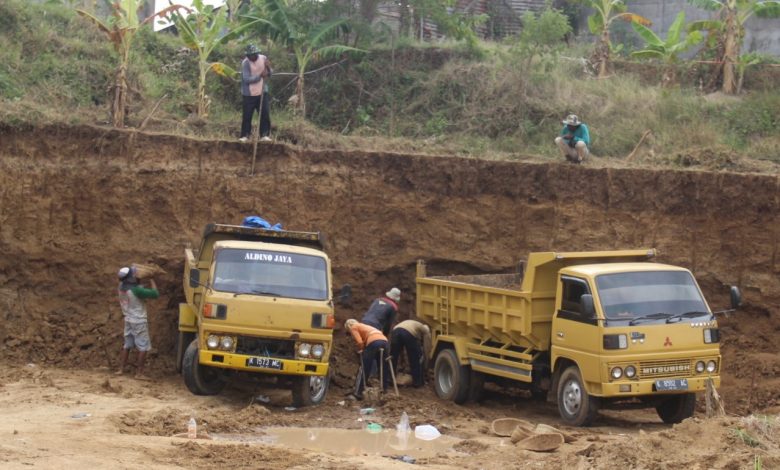 dua truk tengah menunggu untuk dimuati galain C di Desa Klumpit Gebog Kudus Foto Sup