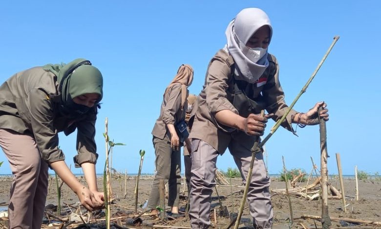 3Polwan Polres Jepara menanam mangrove di pantai Tanggultlare Foto istimewa