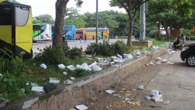Sampah berserakan d seputar halaman terminal wisata Bakalan Krapyak Kudus Minggu 7 November 2011 foto Sup