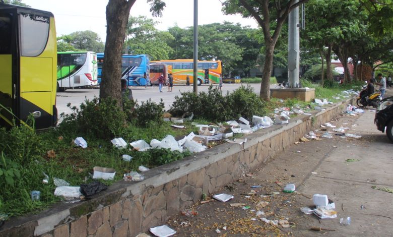 Sampah berserakan d seputar halaman terminal wisata Bakalan Krapyak Kudus Minggu 7 November 2011 foto Sup