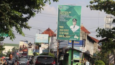 Baliho kadaluwarsa masih terpampang di seputar toko swalayan Ada- Pasar Jember Kudus Foto Sup