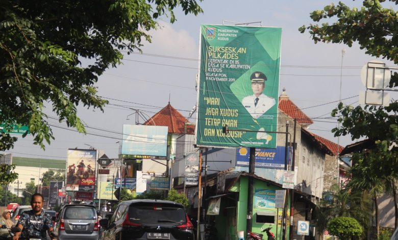 Baliho kadaluwarsa masih terpampang di seputar toko swalayan Ada- Pasar Jember Kudus Foto Sup