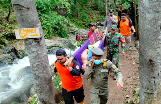 Evakuasi korban di Air Terjun Kedung Paso Desa Colo Dawe Kudus Foto BPBD Kudus