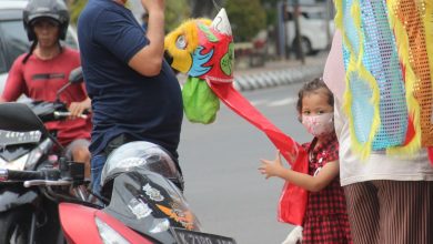 Membeli pernik pernik Implek di pojok Keleteng Hok Hien Bio Jalan Achmad Yani Kudus foto Sup