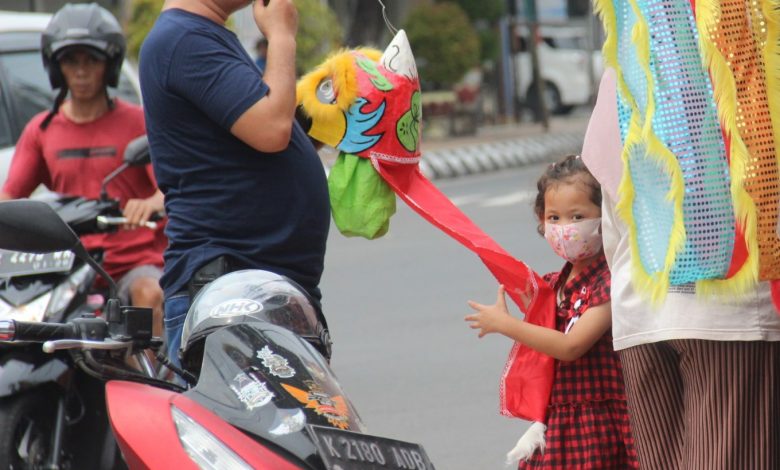 Membeli pernik pernik Implek di pojok Keleteng Hok Hien Bio Jalan Achmad Yani Kudus foto Sup