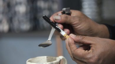 kopi lelet- endapan minuman kopiyang dioleskan pada sebatang rokok- menambah kenikmatan bagi perokok- foto Sup