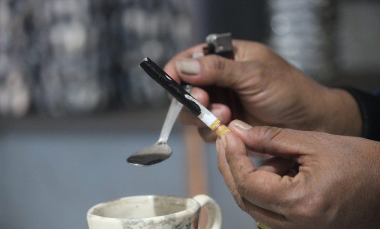 kopi lelet- endapan minuman kopiyang dioleskan pada sebatang rokok- menambah kenikmatan bagi perokok- foto Sup