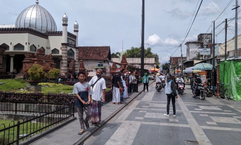 MELONJAK: Tampak wisata religi menara kudus begitu ramai oleh para wisatawan dan juga para pedagang yang menajajakan dagangannya, Senin (3/1/2022). (FAISOL,ANDI,ALVIN/DUPA NEWS)