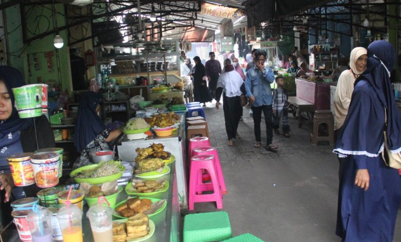 Deretan warung nasi pecel di komplek terminal wisata Bakalan Krapyak Kudus Foto Sup (2)