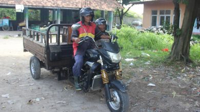 Tukang sampah Bambang Sumantri (59) kaos merah bersama asistennya di komplek TPA Tanjungrejo Jekulo Kudus Foto Sup