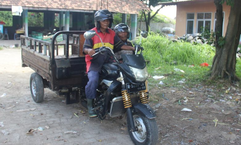 Tukang sampah Bambang Sumantri (59) kaos merah bersama asistennya di komplek TPA Tanjungrejo Jekulo Kudus Foto Sup