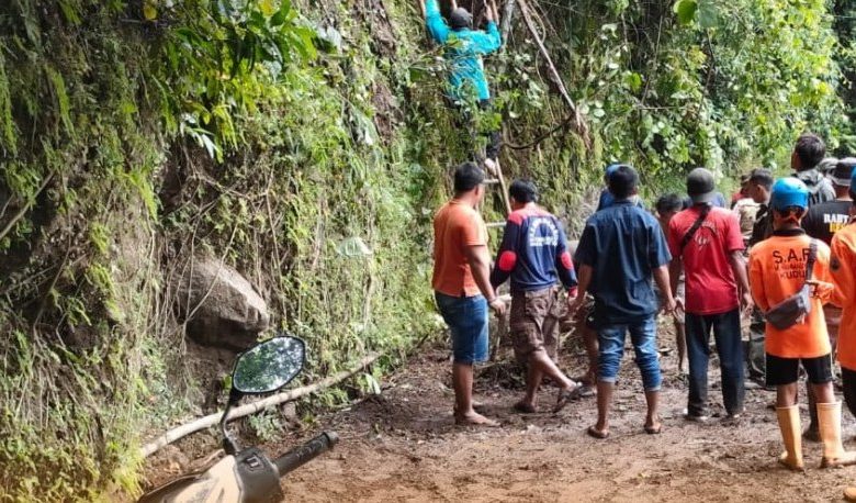 penanganan pohon tumbang dan tanah longsor di Rahtawu Kudus Foto BPBD Kudus