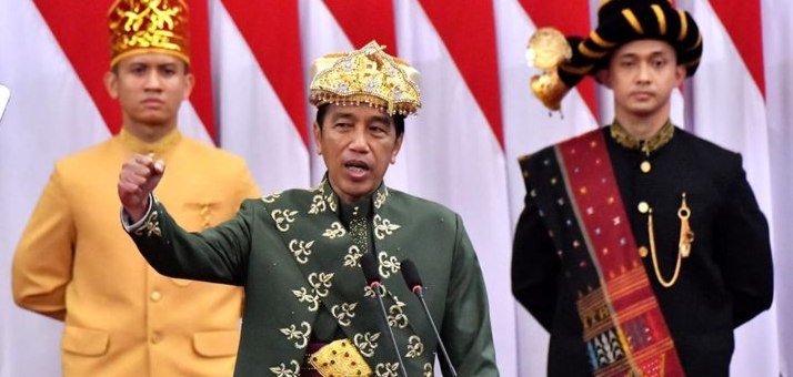 Mengepalkan tangan- Saat Presiden Joko Widodo berpidato di gedung MPR/DPR RI Selasa 16 Agustus 2022 Foto istimewa