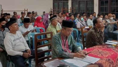 Warga Desa Tenggeles Kecamatan Mejobo Kudus yang mengikuti pertemuan di Balai desa setempat Minggu malam 21/8/2022) (Foto Istimewa)