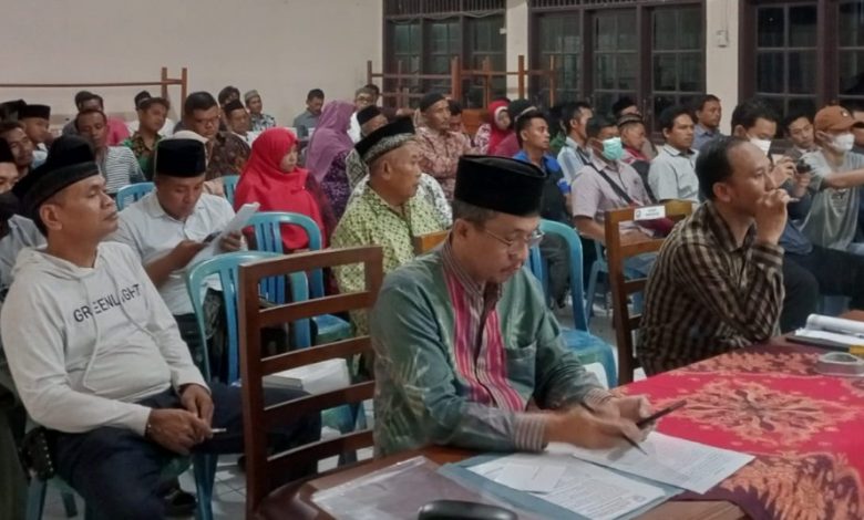 Warga Desa Tenggeles Kecamatan Mejobo Kudus yang mengikuti pertemuan di Balai desa setempat Minggu malam 21/8/2022) (Foto Istimewa)