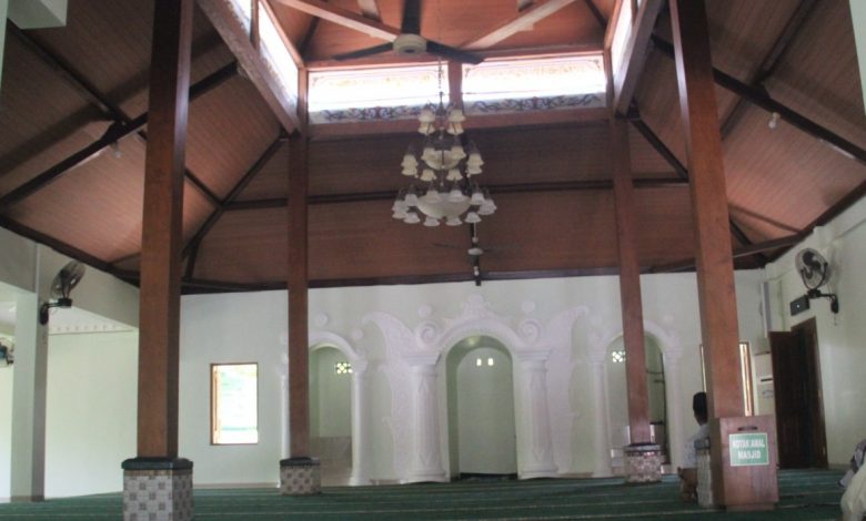 Empat saka guru (tiang utama) masjid At Taqwa Sunan Kedu konon masih asli. (Foto Sup)