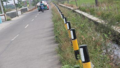 permukaan jalan beraspal dengan selokan di perbatasan wilayah Desa Jati Kulon dengan Desa Pasuruhan Kidul Kecamatan Jati nyaris sama.