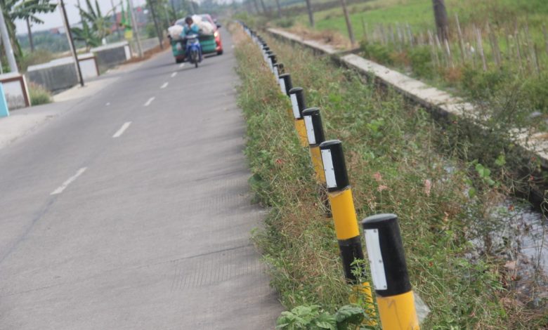 permukaan jalan beraspal dengan selokan di perbatasan wilayah Desa Jati Kulon dengan Desa Pasuruhan Kidul Kecamatan Jati nyaris sama.