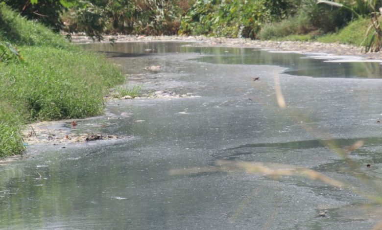 Salah satu alur Sungai Prambatan yang tercemar berbagai limbah. Foto Sup