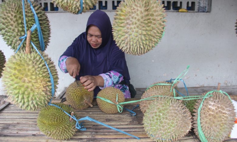 Pedagang durian di Jalan Diponegoro Kudus. Foto Sup