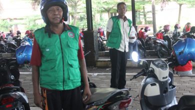 Pengojek di pelataran parkir khusus ojek motor di komplek terminal Bakalan Krapyak Kudus Foto Sup