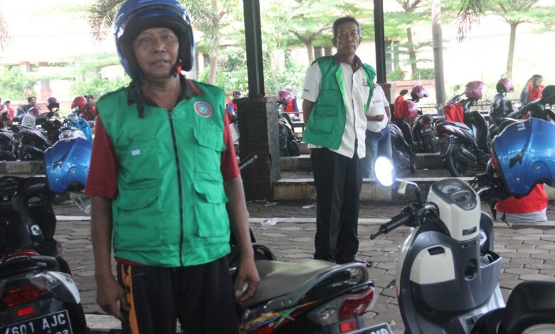 Pengojek di pelataran parkir khusus ojek motor di komplek terminal Bakalan Krapyak Kudus Foto Sup