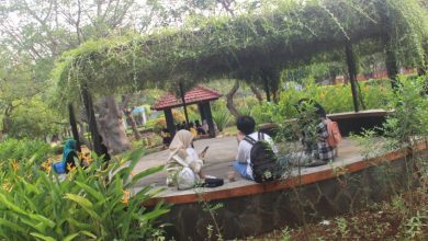 Puluhan remaja berada di dua gazebo taman Ganesa, Minggu ( 11/9/2022) Foto Sup